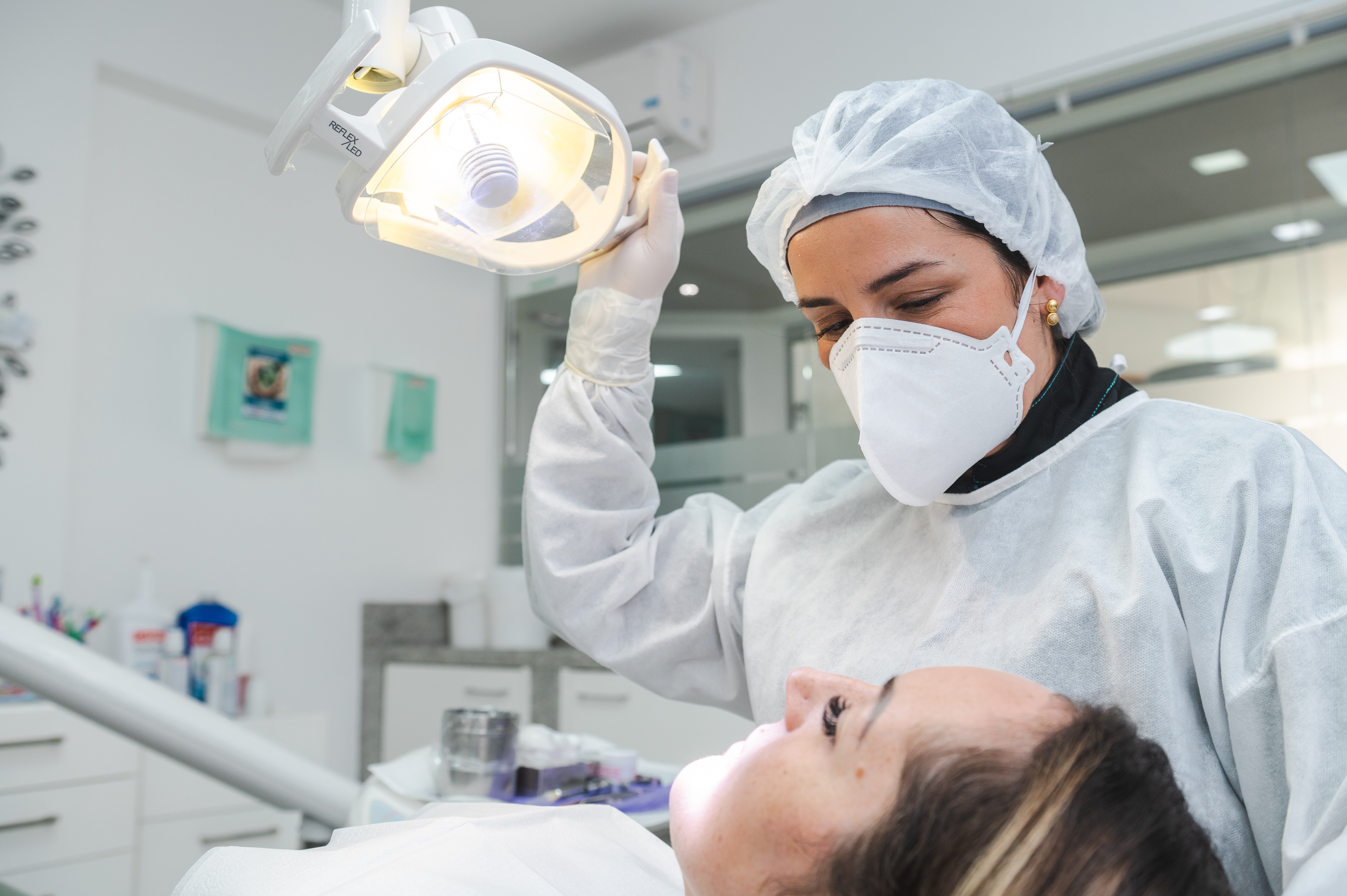 Mulher em atendimento em clínica odontológica.