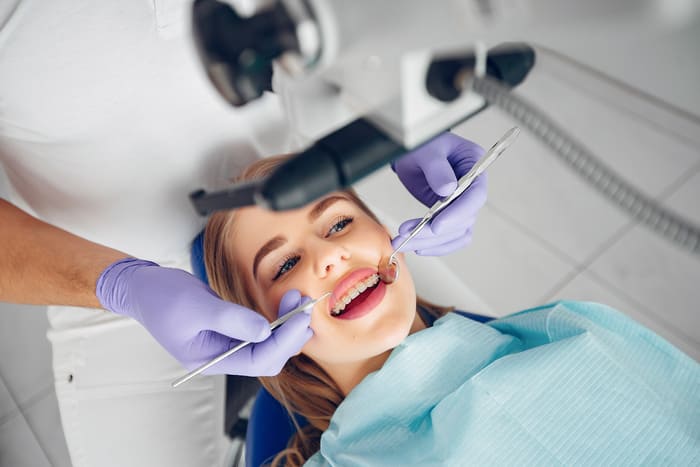Mulher em um consultório odontológico cuidando de sua saúde bucal.