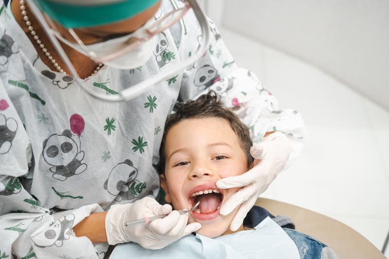 Criança em consulta com a Odontopediatra Santa Pontalti da clínica Dental Vitta.